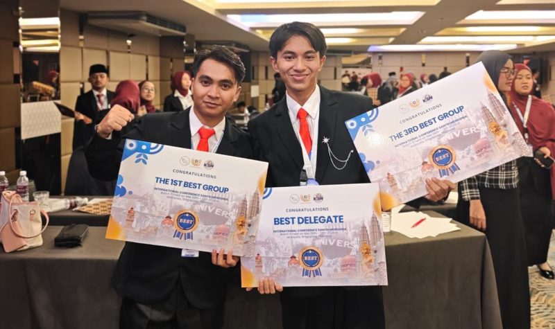 Foto; Naufal El Fany, mahasiswa IDB Pamekasan asal Gili Raja, Sumenep, saat mengikuti International Conference Santri Mendunia (ICSM) Batch 5 di Malaysia, Singapura, dan Thailand, 6–12 Mei 2026, dan berhasil meraih The 1st Best Group.
