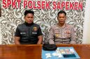 Foto: Petugas Polsek Sapeken menunjukkan barang bukti yang diamankan dalam pengungkapan dugaan peredaran Pil 