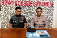Foto: Petugas Polsek Sapeken menunjukkan barang bukti yang diamankan dalam pengungkapan dugaan peredaran Pil 