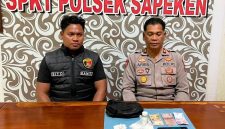 Foto: Petugas Polsek Sapeken menunjukkan barang bukti yang diamankan dalam pengungkapan dugaan peredaran Pil