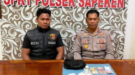 Foto: Petugas Polsek Sapeken menunjukkan barang bukti yang diamankan dalam pengungkapan dugaan peredaran Pil 