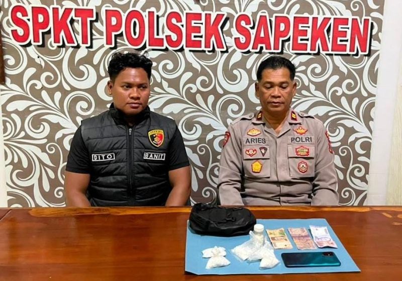 Foto: Petugas Polsek Sapeken menunjukkan barang bukti yang diamankan dalam pengungkapan dugaan peredaran Pil 