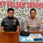 Foto: Petugas Polsek Sapeken menunjukkan barang bukti yang diamankan dalam pengungkapan dugaan peredaran Pil 