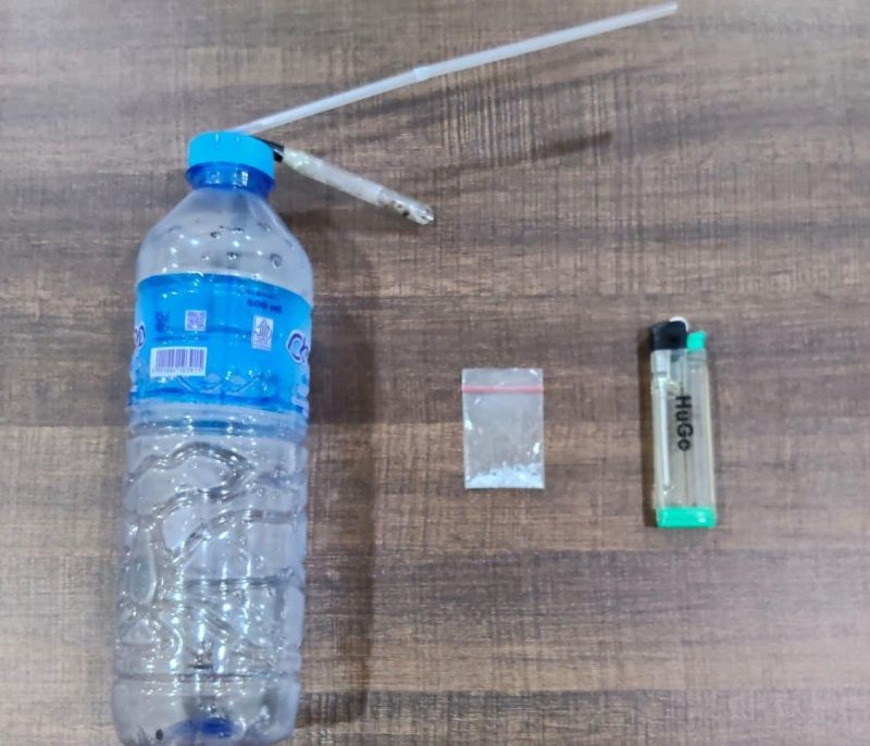 Foto: Barang bukti yang diamankan Satresnarkoba Polresta Sumenep dalam pengungkapan kasus dugaan penyalahgunaan narkotika jenis sabu, berupa satu poket plastik klip berisi kristal putih yang diduga sabu, seperangkat alat hisap (bong), dan satu buah korek api gas.