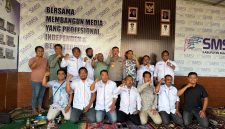 Foto: Kapolresta Sumenep bersama jajaran pengurus dan anggota SMSI Sumenep berfoto bersama usai kegiatan silaturahmi dan penguatan sinergi antara kepolisian dan insan media di Kantor SMSI Kabupaten Sumenep
