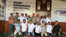 Foto: Kapolresta Sumenep bersama jajaran pengurus dan anggota SMSI Sumenep berfoto bersama usai kegiatan silaturahmi dan penguatan sinergi antara kepolisian dan insan media di Kantor SMSI Kabupaten Sumenep