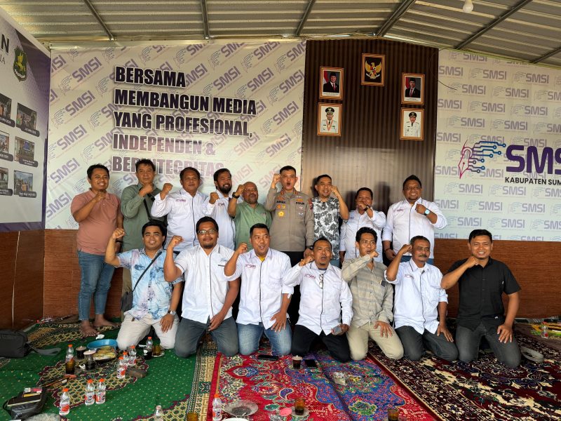 Foto: Kapolresta Sumenep bersama jajaran pengurus dan anggota SMSI Sumenep berfoto bersama usai kegiatan silaturahmi dan penguatan sinergi antara kepolisian dan insan media di Kantor SMSI Kabupaten Sumenep