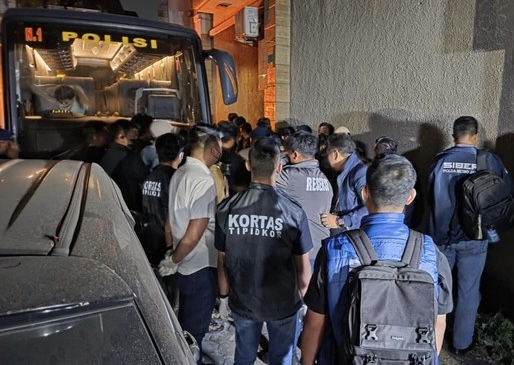 Foto: Suasana penggeledahan ruko di Cipete, Jakarta Selatan, oleh Polda Metro Jaya dan Kortas Tipikor Polri. Sumber foto: detikcom.