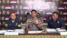 Foto; Kapolres Sampang AKBP Hartono saat memaparkan perkembangan penanganan kasus dugaan pencabulan anak dengan 27 tersangka. Sebanyak 12 tersangka telah diamankan dan 15 lainnya masih diburu polisi.