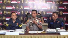 Foto; Kapolres Sampang AKBP Hartono saat memaparkan perkembangan penanganan kasus dugaan pencabulan anak dengan 27 tersangka. Sebanyak 12 tersangka telah diamankan dan 15 lainnya masih diburu polisi.