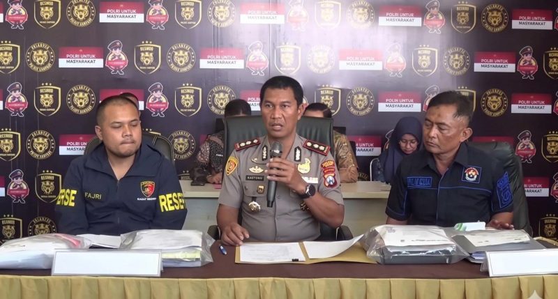 Foto; Kapolres Sampang AKBP Hartono saat memaparkan perkembangan penanganan kasus dugaan pencabulan anak dengan 27 tersangka. Sebanyak 12 tersangka telah diamankan dan 15 lainnya masih diburu polisi.