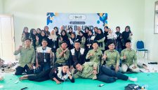 Foto: Mahasiswa KKN Posko 01 Desa Kadur UIN Madura dan UKM Public Speaking STAIFA Kadur berfoto bersama usai kegiatan Meet and Greet, Sharing and Caring, serta Out Bond Kolaboratif di Desa Kadur.
