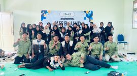 Foto: Mahasiswa KKN Posko 01 Desa Kadur UIN Madura dan UKM Public Speaking STAIFA Kadur berfoto bersama usai kegiatan Meet and Greet, Sharing and Caring, serta Out Bond Kolaboratif di Desa Kadur.
