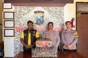 foto: Petugas Polsek Sapeken menunjukkan barang bukti 10 botol minuman keras jenis Arak Bali Karangasem yang diamankan dari sebuah rumah di Dusun Karangkongo, Desa Sapeken, Kecamatan Sapeken.