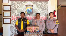 foto: Petugas Polsek Sapeken menunjukkan barang bukti 10 botol minuman keras jenis Arak Bali Karangasem yang diamankan dari sebuah rumah di Dusun Karangkongo, Desa Sapeken, Kecamatan Sapeken.