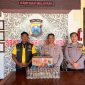 foto: Petugas Polsek Sapeken menunjukkan barang bukti 10 botol minuman keras jenis Arak Bali Karangasem yang diamankan dari sebuah rumah di Dusun Karangkongo, Desa Sapeken, Kecamatan Sapeken.