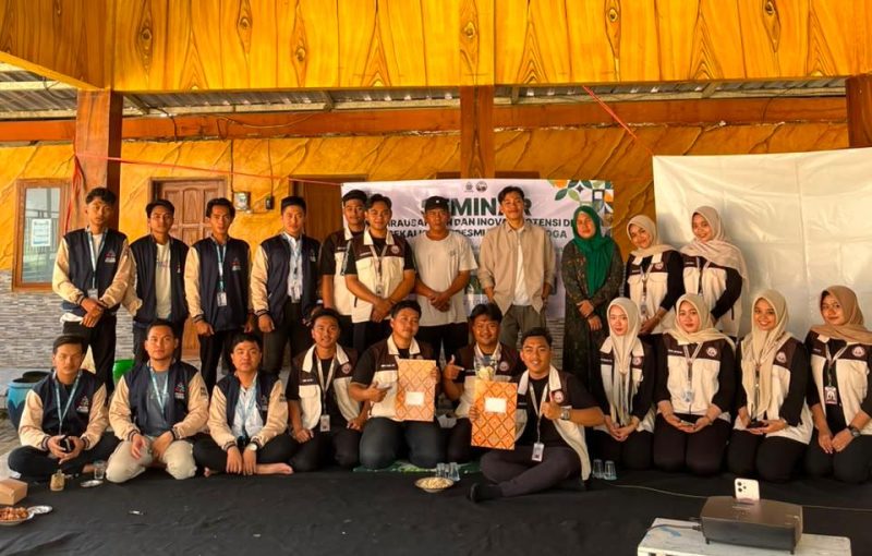 Foto: Mahasiswa KKN UIN Madura Posko 12 bersama peserta seminar di Desa Klompang Barat.