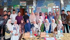 foto: Mahasiswa KKN Posko 21 bersama kelompok tani, PKK, aparat desa, dan masyarakat Desa Bajang berfoto bersama usai workshop pengembangan pemasaran agen hayati Trichoderma di Balai Desa Bajang, Kecamatan Pakong, Pamekasan.