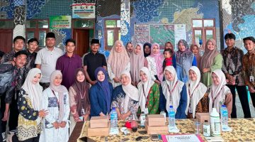 foto: Mahasiswa KKN Posko 21 bersama kelompok tani, PKK, aparat desa, dan masyarakat Desa Bajang berfoto bersama usai workshop pengembangan pemasaran agen hayati Trichoderma di Balai Desa Bajang, Kecamatan Pakong, Pamekasan.