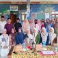 foto: Mahasiswa KKN Posko 21 bersama kelompok tani, PKK, aparat desa, dan masyarakat Desa Bajang berfoto bersama usai workshop pengembangan pemasaran agen hayati Trichoderma di Balai Desa Bajang, Kecamatan Pakong, Pamekasan.