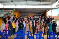 foto: Mahasiswa KKN Posko 3 Desa Pasanggar bersama masyarakat dan peserta seminar berfoto bersama usai kegiatan Seminar Pengembangan UMKM di Desa Pasanggar, Kecamatan Pegantenan, Pamekasan.