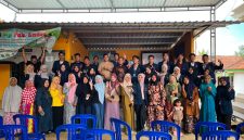 foto: Mahasiswa KKN Posko 3 Desa Pasanggar bersama masyarakat dan peserta seminar berfoto bersama usai kegiatan Seminar Pengembangan UMKM di Desa Pasanggar, Kecamatan Pegantenan, Pamekasan.