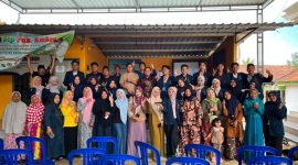 foto: Mahasiswa KKN Posko 3 Desa Pasanggar bersama masyarakat dan peserta seminar berfoto bersama usai kegiatan Seminar Pengembangan UMKM di Desa Pasanggar, Kecamatan Pegantenan, Pamekasan.