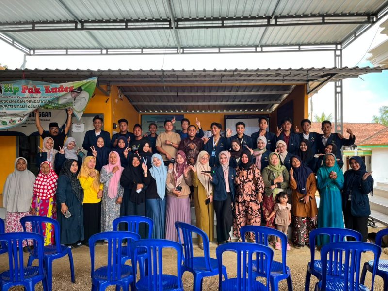 foto: Mahasiswa KKN Posko 3 Desa Pasanggar bersama masyarakat dan peserta seminar berfoto bersama usai kegiatan Seminar Pengembangan UMKM di Desa Pasanggar, Kecamatan Pegantenan, Pamekasan.