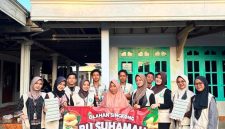 foto: Mahasiswa KKN UIN Madura Posko 25 bersama pelaku UMKM Desa Seddur dalam kegiatan pendampingan dan pengembangan inovasi produk olahan tape.