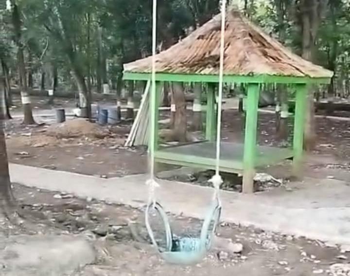Keterangan Foto: Gazebo atau tempat bersantai yang disediakan pengelola di kawasan Wisata Olbak, Desa Jukong-Jukong, Kecamatan Kangayan, Kepulauan Kangean, Sumenep.
