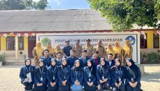 foto: Mahasiswa KKN UIN Madura Posko 16 Desa Pakong bersama jajaran guru dan tenaga pendidik berfoto bersama di SDN Pakong 3, Pamekasan.