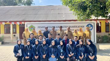 foto: Mahasiswa KKN UIN Madura Posko 16 Desa Pakong bersama jajaran guru dan tenaga pendidik berfoto bersama di SDN Pakong 3, Pamekasan.
