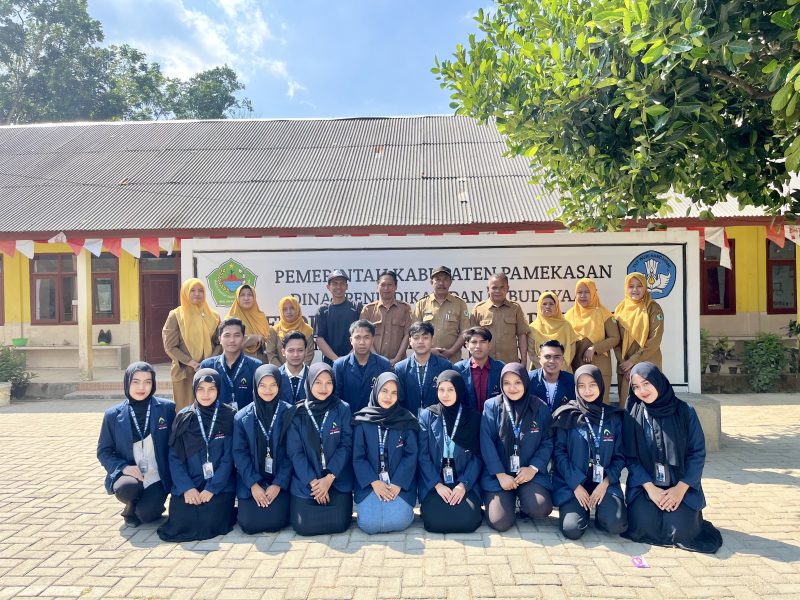 foto: Mahasiswa KKN UIN Madura Posko 16 Desa Pakong bersama jajaran guru dan tenaga pendidik berfoto bersama di SDN Pakong 3, Pamekasan.