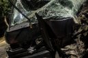 Foto: Kondisi mobil pick up usai mengalami kecelakaan tunggal dengan menabrak tiang listrik di Jalan Trunojoyo, Sumenep.