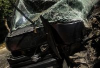 Foto: Kondisi mobil pick up usai mengalami kecelakaan tunggal dengan menabrak tiang listrik di Jalan Trunojoyo, Sumenep.