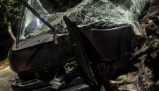 Foto: Kondisi mobil pick up usai mengalami kecelakaan tunggal dengan menabrak tiang listrik di Jalan Trunojoyo, Sumenep.