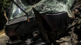 Foto: Kondisi mobil pick up usai mengalami kecelakaan tunggal dengan menabrak tiang listrik di Jalan Trunojoyo, Sumenep.