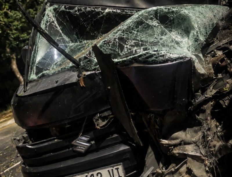 Foto: Kondisi mobil pick up usai mengalami kecelakaan tunggal dengan menabrak tiang listrik di Jalan Trunojoyo, Sumenep.