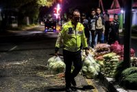 Foto: Anggota Satlantas Polresta Sumenep membantu mengamankan dan mengangkut muatan sayuran milik korban kecelakaan tunggal di Jalan Trunojoyo, Desa Gedungan, Kecamatan Batuan, Kabupaten Sumenep, Kamis (6/8/2026) dini hari.