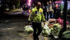 Foto: Anggota Satlantas Polresta Sumenep membantu mengamankan dan mengangkut muatan sayuran milik korban kecelakaan tunggal di Jalan Trunojoyo, Desa Gedungan, Kecamatan Batuan, Kabupaten Sumenep, Kamis (6/8/2026) dini hari.