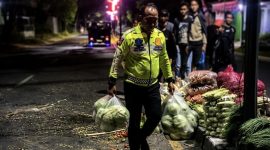 Foto: Anggota Satlantas Polresta Sumenep membantu mengamankan dan mengangkut muatan sayuran milik korban kecelakaan tunggal di Jalan Trunojoyo, Desa Gedungan, Kecamatan Batuan, Kabupaten Sumenep, Kamis (6/8/2026) dini hari.