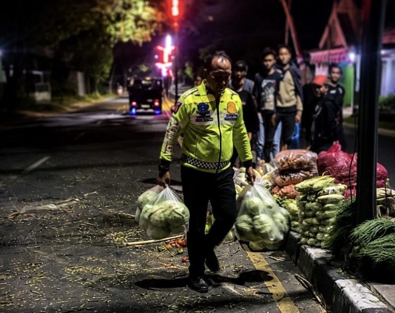 Foto: Anggota Satlantas Polresta Sumenep membantu mengamankan dan mengangkut muatan sayuran milik korban kecelakaan tunggal di Jalan Trunojoyo, Desa Gedungan, Kecamatan Batuan, Kabupaten Sumenep, Kamis (6/8/2026) dini hari.