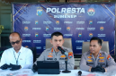 Polresta Sumenep menggelar konferensi pers terkait pengungkapan kasus dugaan pencabulan di Giligenting, Sumenep. Polisi memperlihatkan sejumlah barang bukti yang diamankan terkait perkara tersebut.