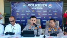 Polresta Sumenep menggelar konferensi pers terkait pengungkapan kasus dugaan pencabulan di Giligenting, Sumenep. Polisi memperlihatkan sejumlah barang bukti yang diamankan terkait perkara tersebut.