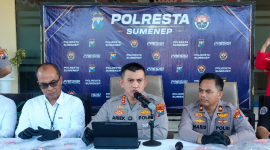 Polresta Sumenep menggelar konferensi pers terkait pengungkapan kasus dugaan pencabulan di Giligenting, Sumenep. Polisi memperlihatkan sejumlah barang bukti yang diamankan terkait perkara tersebut.