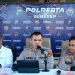 Polresta Sumenep menggelar konferensi pers terkait pengungkapan kasus dugaan pencabulan di Giligenting, Sumenep. Polisi memperlihatkan sejumlah barang bukti yang diamankan terkait perkara tersebut.