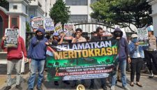 Foto: Massa AMPD saat menggelar aksi penyampaian pendapat di depan Kantor Kementerian Agama RI pada 21 Juli 2026. Dalam aksi tersebut, AMPD mendesak Menteri Agama memberikan klarifikasi terkait isu pengisian jabatan strategis serta menegaskan pentingnya penerapan sistem merit, transparansi, dan penolakan terhadap praktik nepotisme maupun diskriminasi