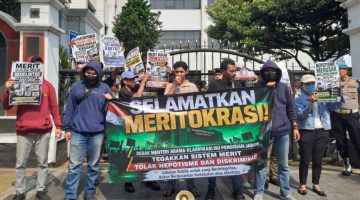Foto: Massa AMPD saat menggelar aksi penyampaian pendapat di depan Kantor Kementerian Agama RI pada 21 Juli 2026. Dalam aksi tersebut, AMPD mendesak Menteri Agama memberikan klarifikasi terkait isu pengisian jabatan strategis serta menegaskan pentingnya penerapan sistem merit, transparansi, dan penolakan terhadap praktik nepotisme maupun diskriminasi