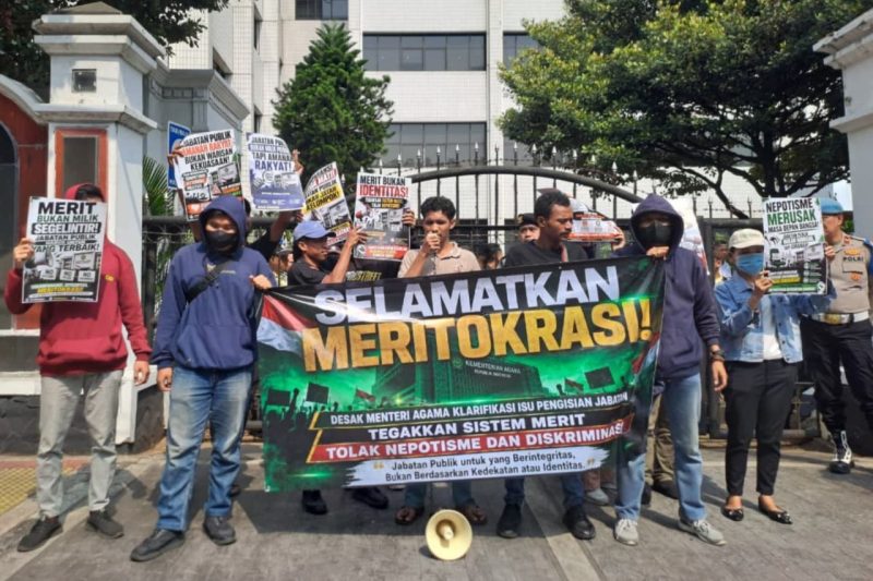 Foto: Massa AMPD saat menggelar aksi penyampaian pendapat di depan Kantor Kementerian Agama RI pada 21 Juli 2026. Dalam aksi tersebut, AMPD mendesak Menteri Agama memberikan klarifikasi terkait isu pengisian jabatan strategis serta menegaskan pentingnya penerapan sistem merit, transparansi, dan penolakan terhadap praktik nepotisme maupun diskriminasi