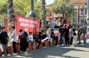 Foto: Sejumlah mahasiswa yang tergabung dalam Gerakan Mahasiswa Sumenep (GMS) menggelar aksi demonstrasi di depan Kantor Inspektorat Kabupaten Sumenep, Kamis (17/9/2026). Massa menyampaikan sejumlah tuntutan terkait kinerja pengawasan Inspektorat, termasuk desakan audit investigatif dan evaluasi terhadap berbagai persoalan pengelolaan keuangan daerah.